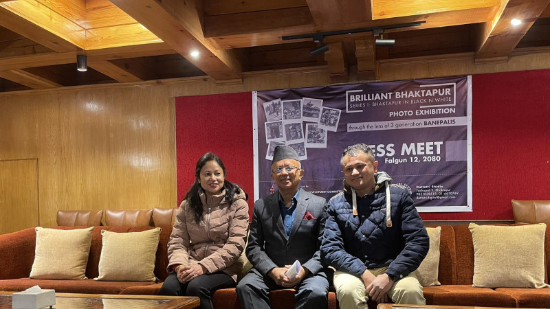 भक्तपुरमा एकै परिवारका तीन पुस्ताले खिचेका तस्वीर प्रदर्शनी गरिँदै